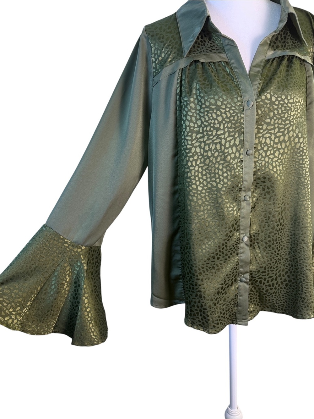 Umgee Olive Green Satin Animal Jacquard Bell Sleeve Button Front Blouse M Boho - Picture 3 of 11